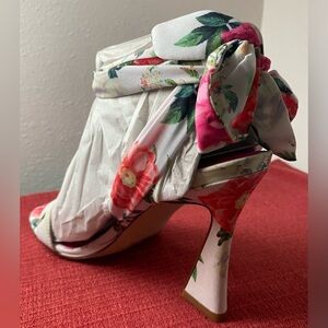 NWT.. NINE WEST FLORAL WRAP SANDALS